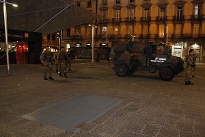 Foto 2 - Militari in azione a Napoli