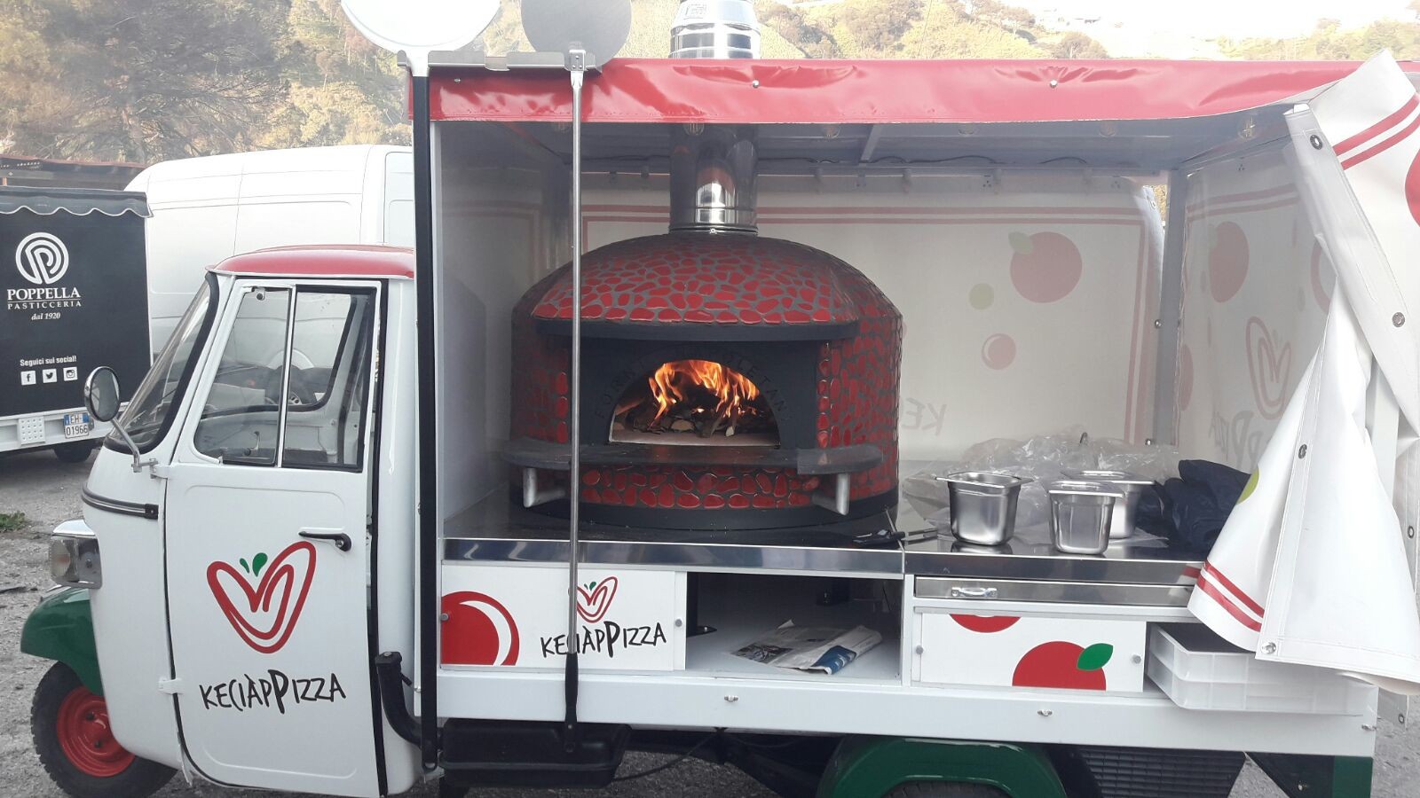 Lunedì 3 aprile a piazzale Tecchio, Errico Porzio e Ciro Poppella distribuiscono pizze e fiocchi di neve ai senzatetto