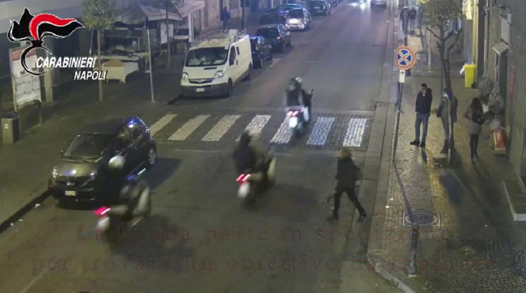 Video-Torre Annunziata: baby-gang lo inseguono e gli sparano per rubargli lo scooter