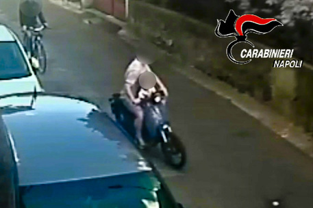 Video-Volla: in motorino con il figlio di 4 anni, aggredisce e scippa una passante