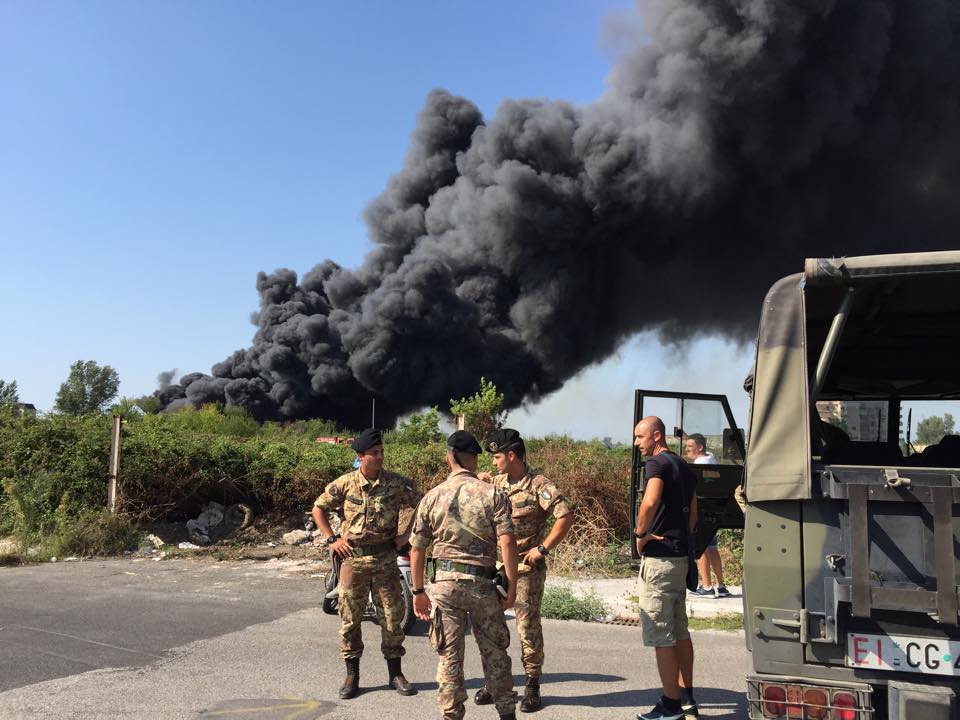 Video – Ponticelli in ostaggio delle fiamme, all’incirca 8 roghi appiccati contemporaneamente