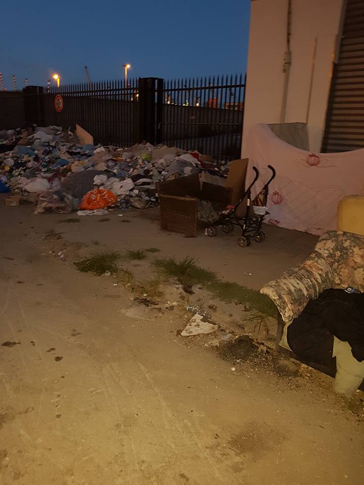 La denuncia degli “Angeli di strada Villanova”: “le persone accampate nell’ex mercato ittico vivono in condizioni disumane”