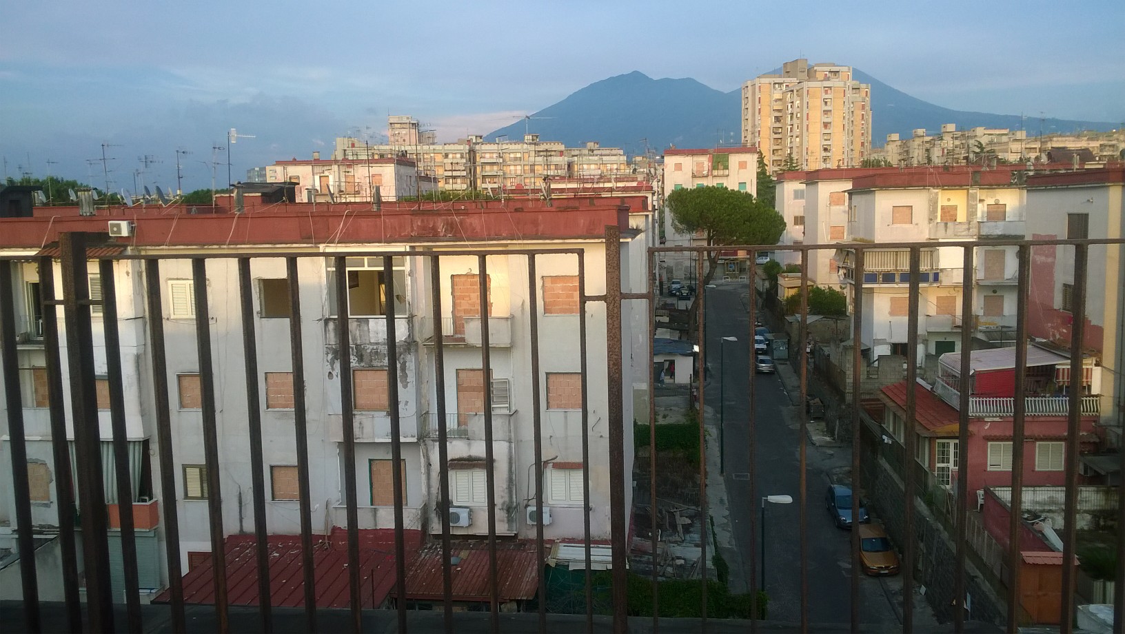 VIDEO-“Nell’inferno del Rione De Gasperi”: gli isolati dimenticati dal Comune di Napoli