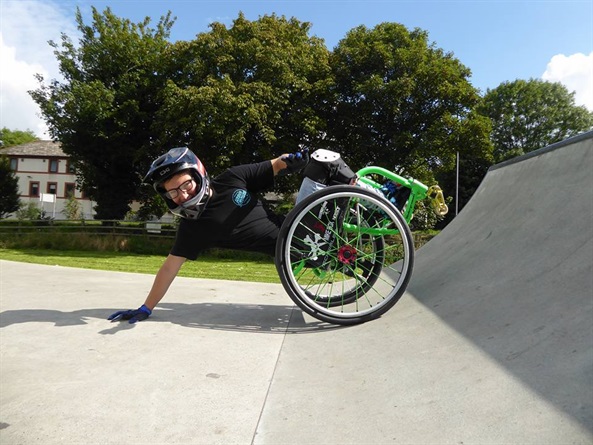 VIDEO-13enne paraplegica è la prima europea a compiere il salto mortale in sedia a rotelle