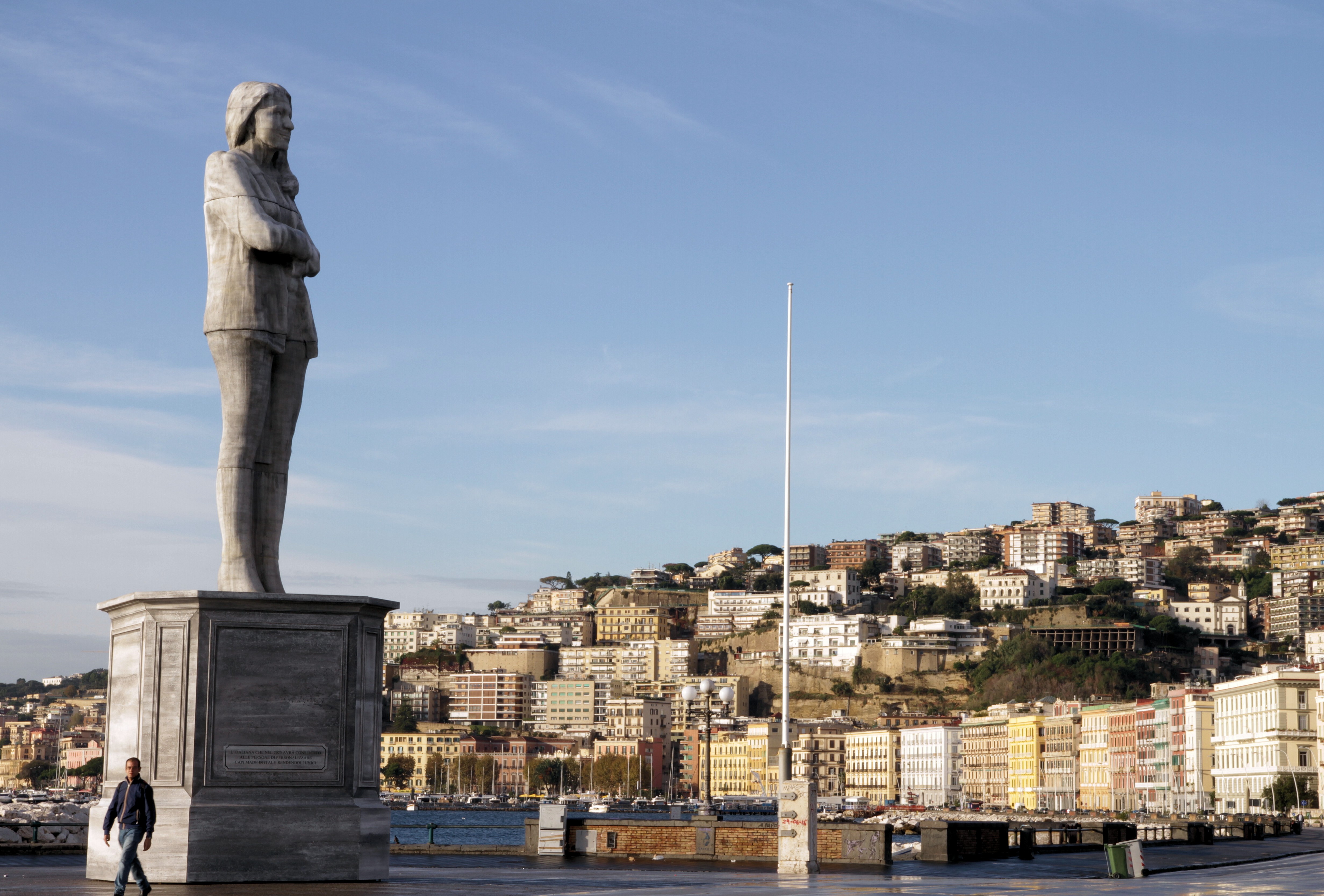 FOTO-Statua misteriosa di 12 metri compare alla Rotonda Diaz