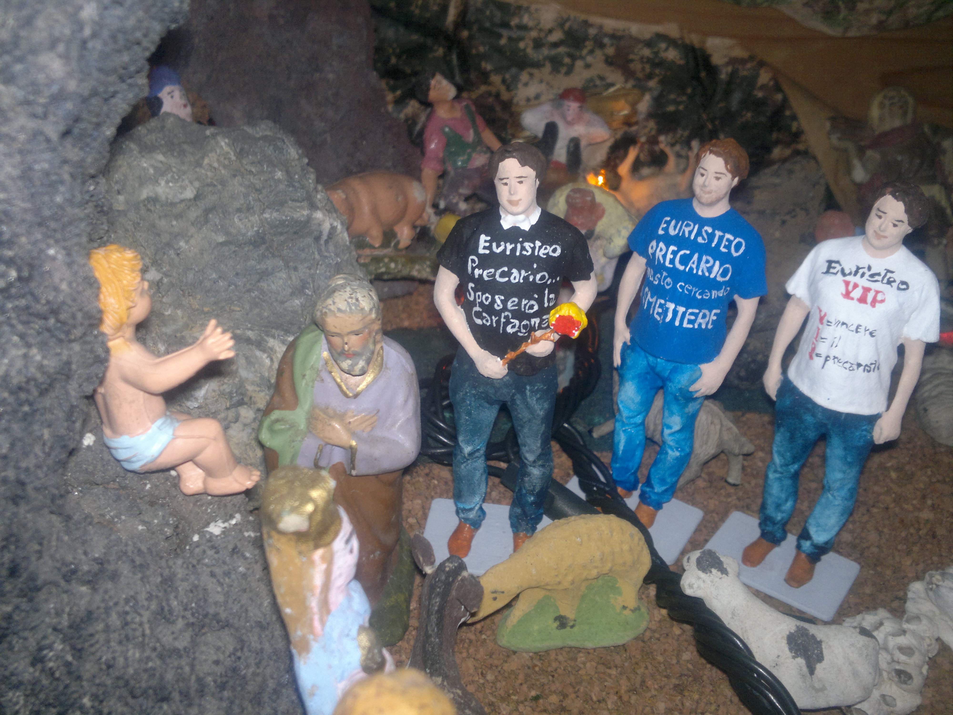 “I Tre Magi precari”: un presepe tradizionale con personaggi alternativi in miniatura!