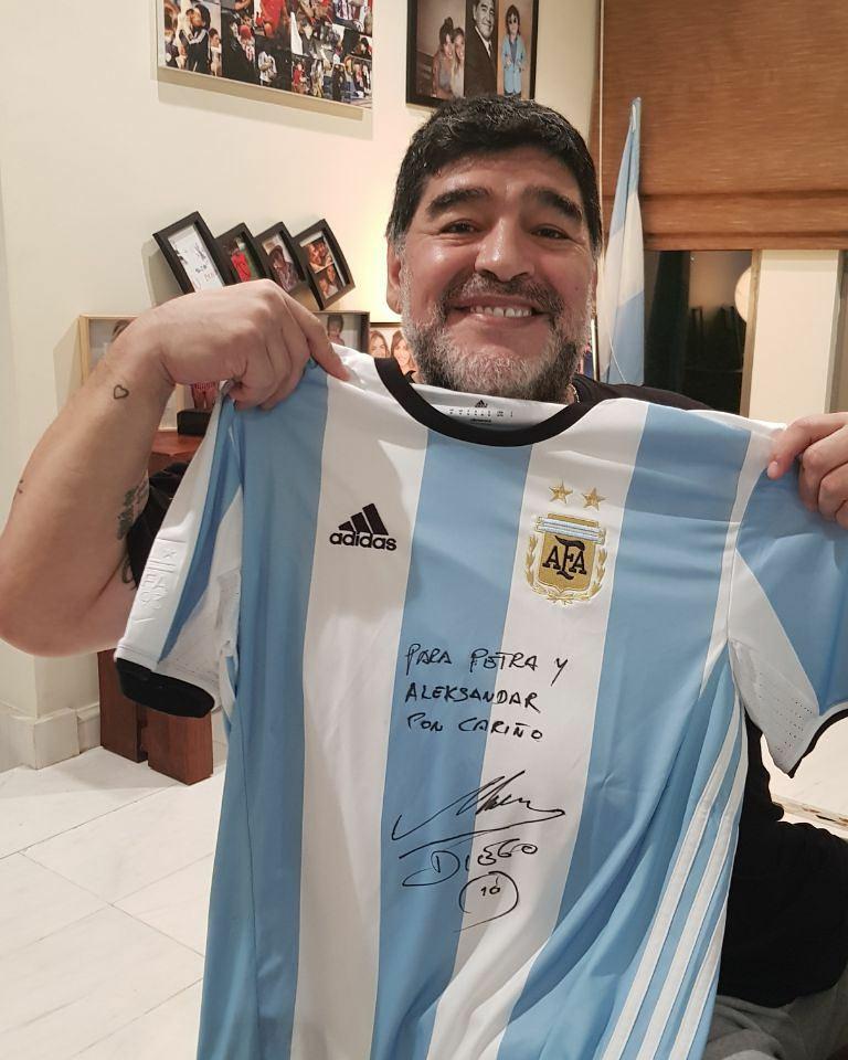 VIDEO-Diego Armando Maradona sostiene il Lollo Caffè Napoli