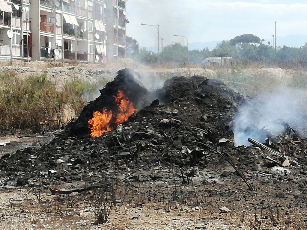 VIDEO-Incendio nella notte a Ponticelli, a fuoco ancora una volta il cantiere già sotto sequestro di via Miranda