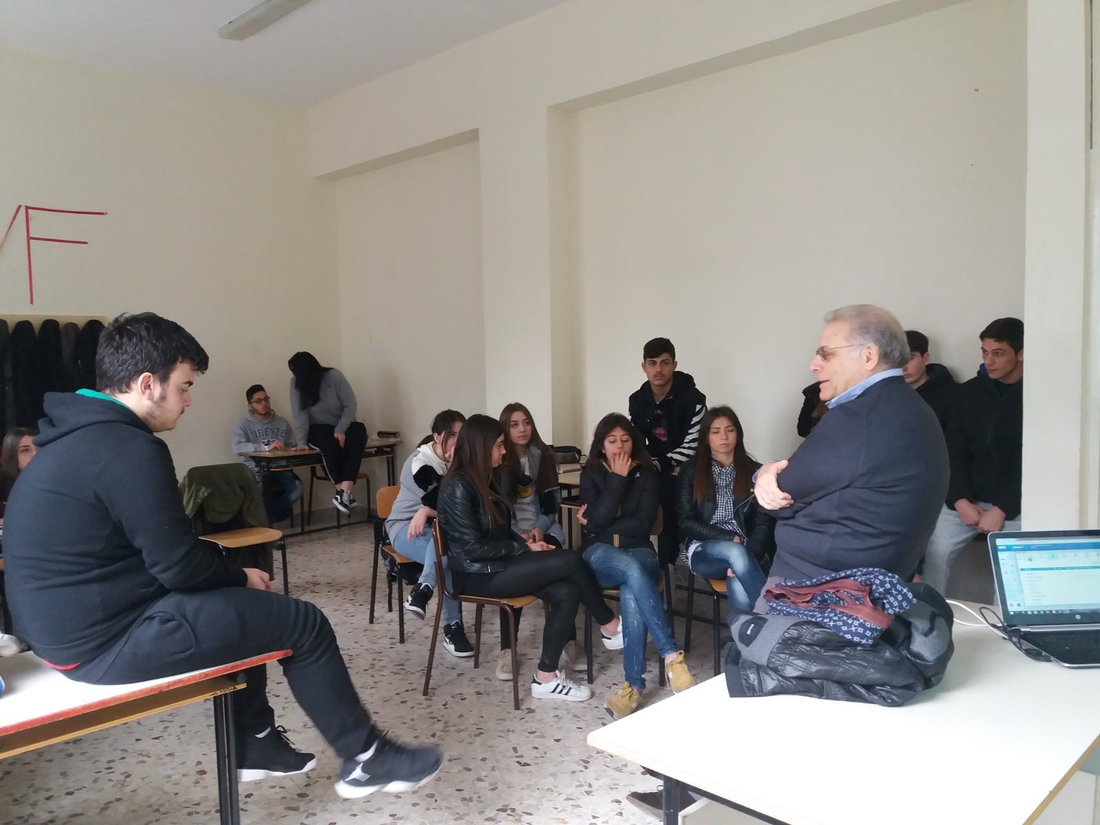 Alfredo Avella, il papà di Paolino, incontra gli studenti del liceo scientifico di San Sebastiano al Vesuvio