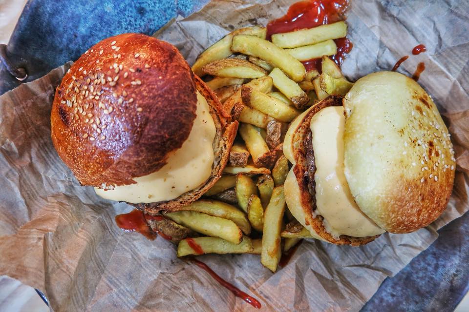 VIDEO-Dietro le quinte della cucina di “Easy Burger”