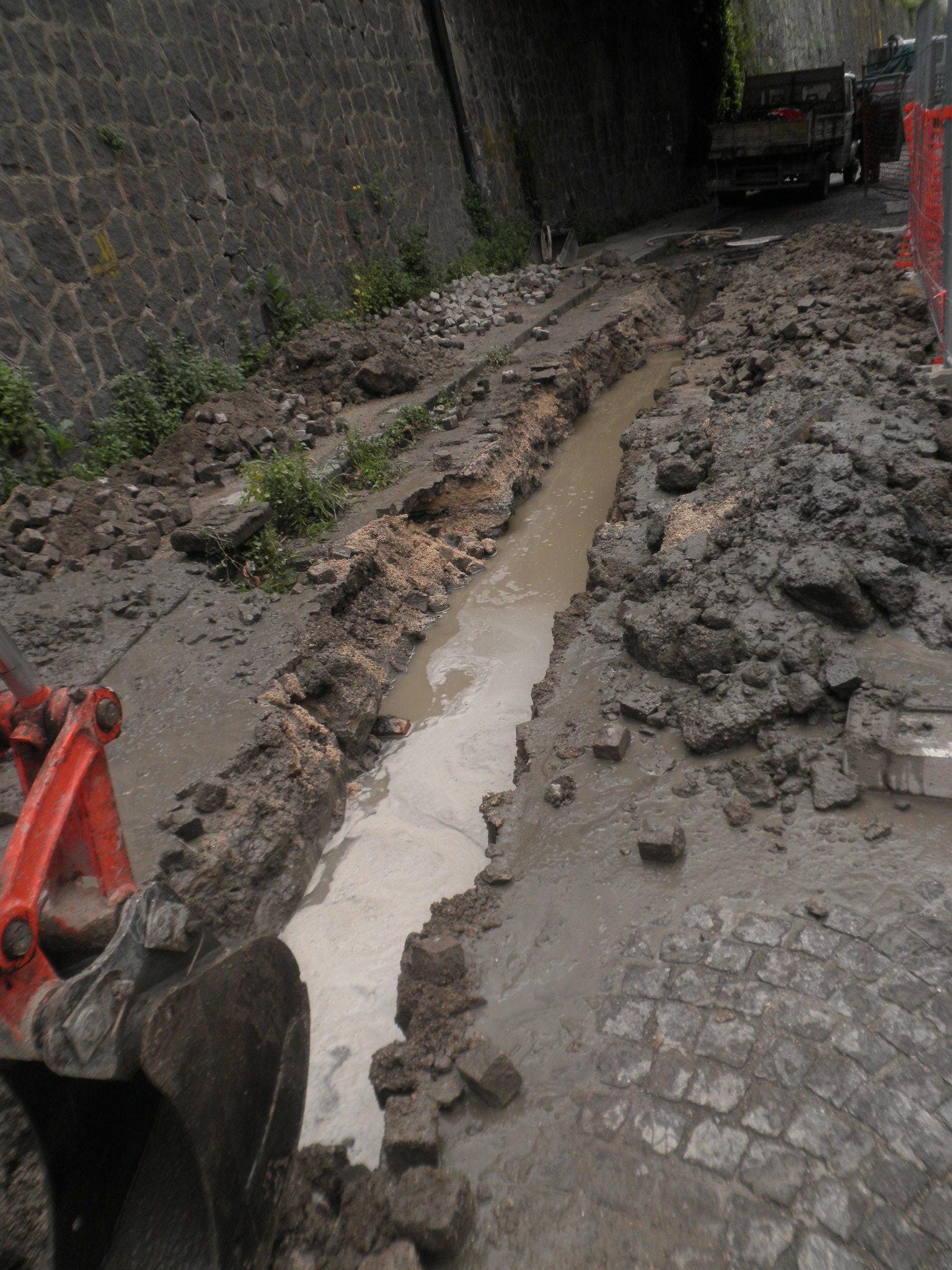 VIDEO-Al via i lavori di manutenzione sull’impianto fognario del Rione De Gasperi di Ponticelli