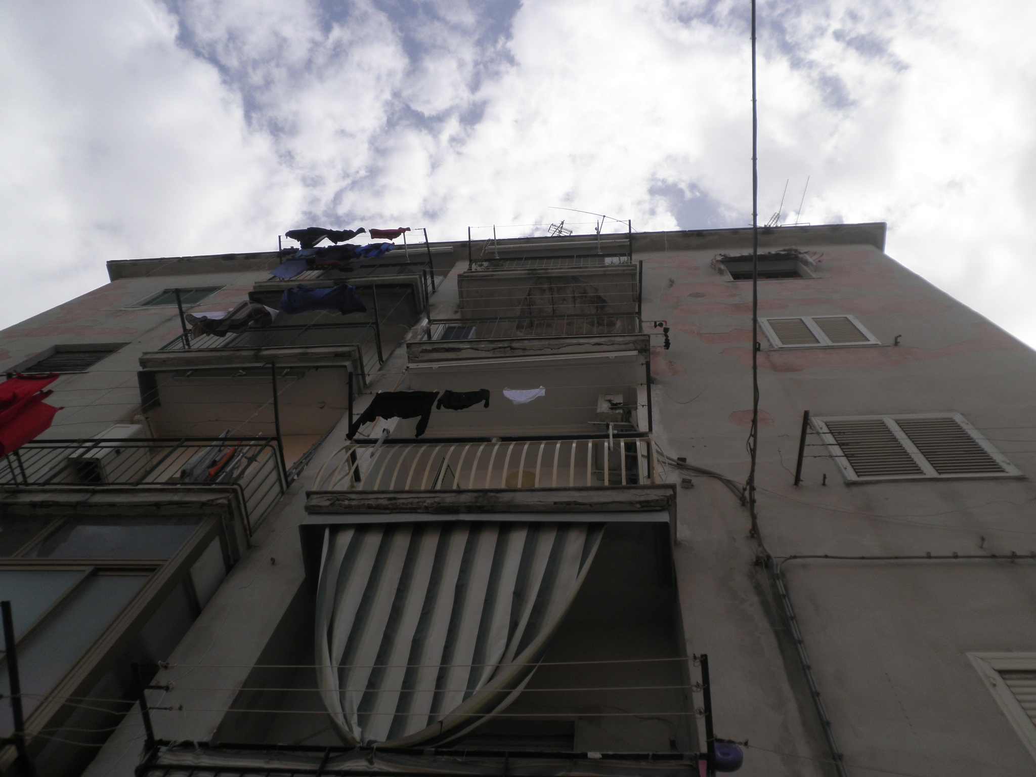 VIDEO-“Nell’inferno del Rione De Gasperi”: disagi, degrado e paura negli Isolati 15 e 16