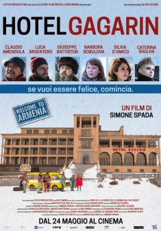 Dal 24 maggio al cinema: “Hotel Gagarin”, commedia poetica e divertente con Claudio Amendola e Luca Argentero