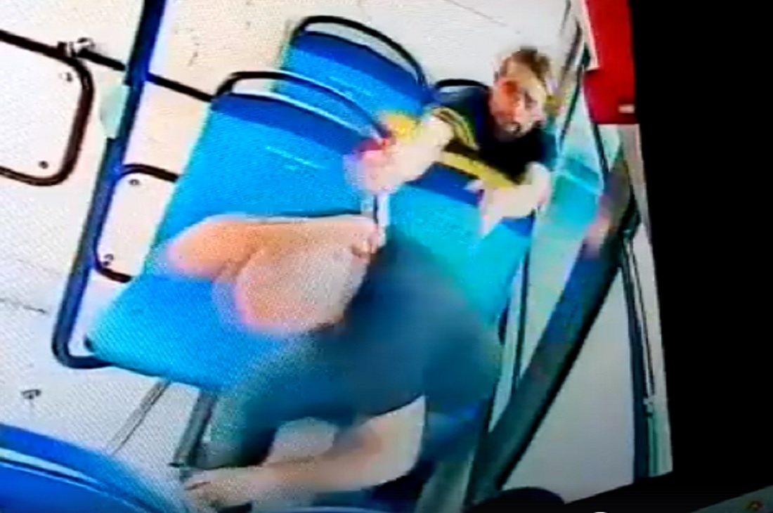 VIDEO-Ponticelli, accoltellato su un bus tra l’indifferenza dei passeggeri