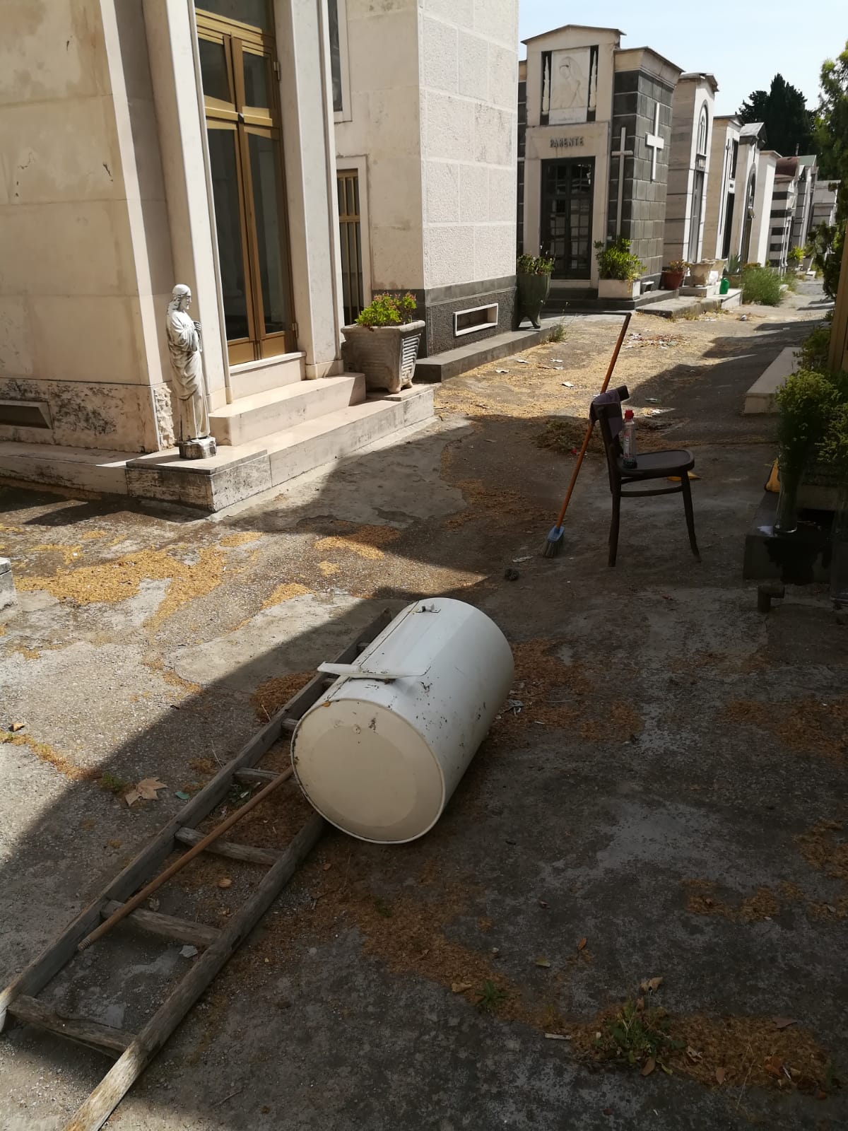 VIDEO-Il cimitero di Poggioreale in balia dell’incuria e del degrado