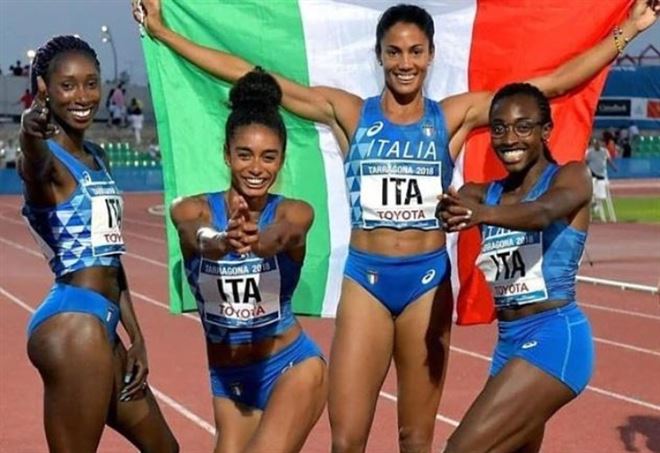 Oro ai giochi del Mediterraneo nella staffetta: la foto delle atlete simbolo dell’Italia contro il razzismo