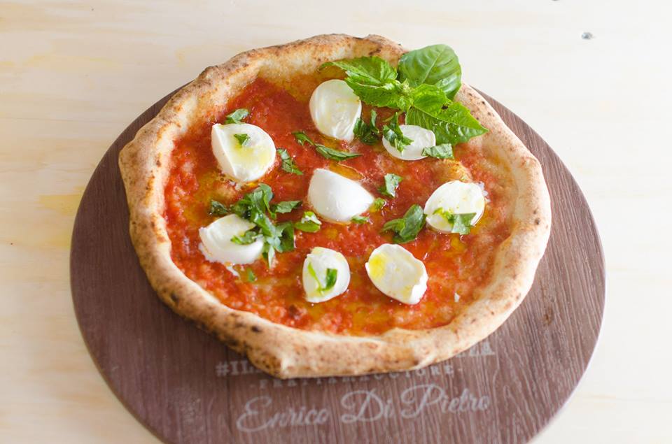 Dalla pizza da 350 calorie all’impasto alla canapa: è un boom di sorprese il menù estivo di PalaPizza