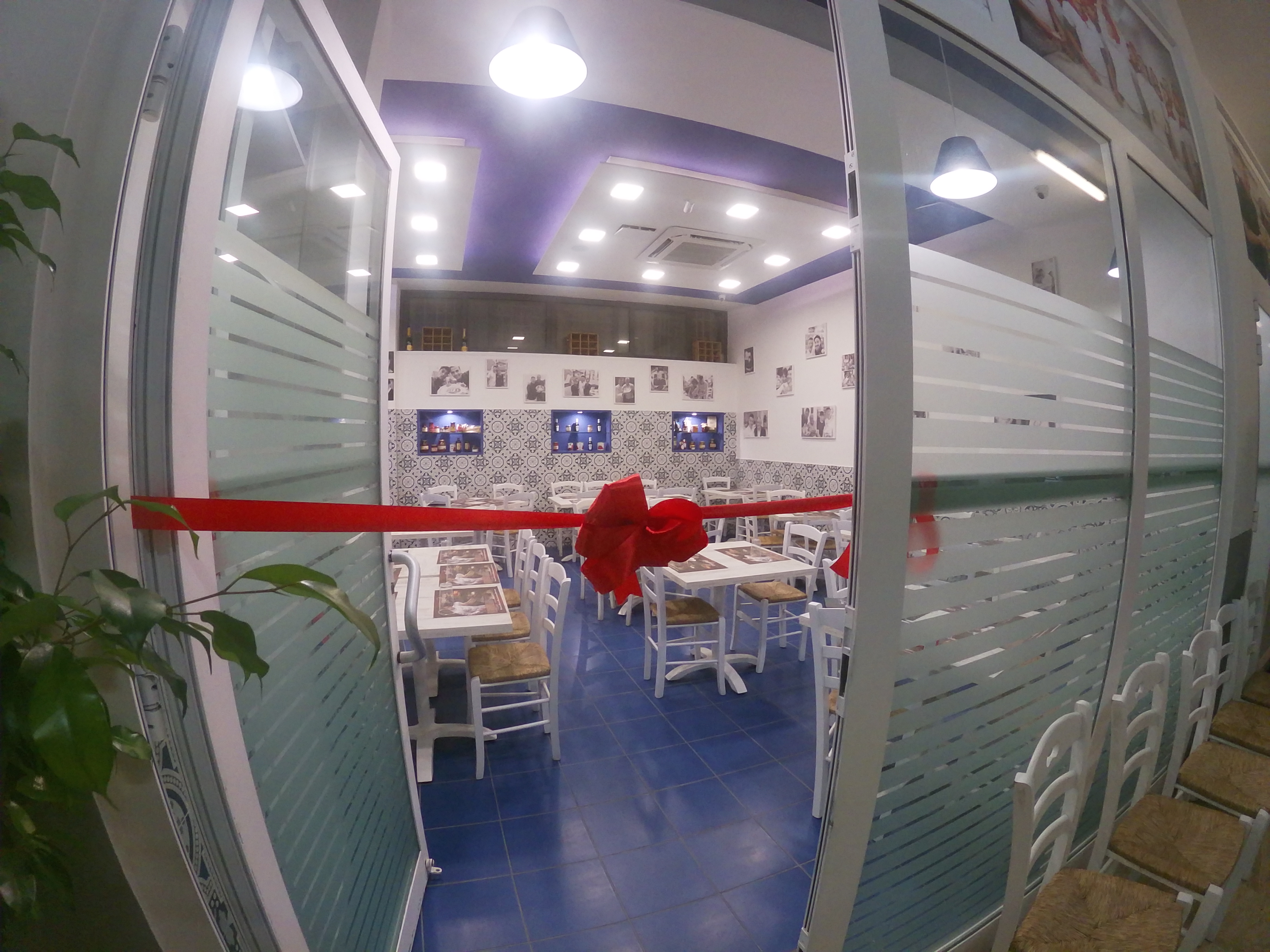 VIDEO-Bagno di folla per il “pizzaiolo social” all’inaugurazione della nuova sede della Pizzeria Porzio