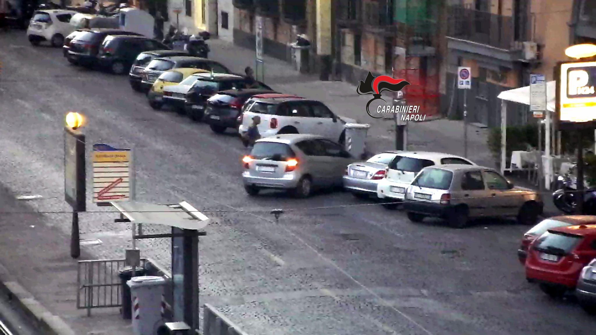 VIDEO-Allontanati dalla città quattro “storici” parcheggiatori abusivi di Chiaia