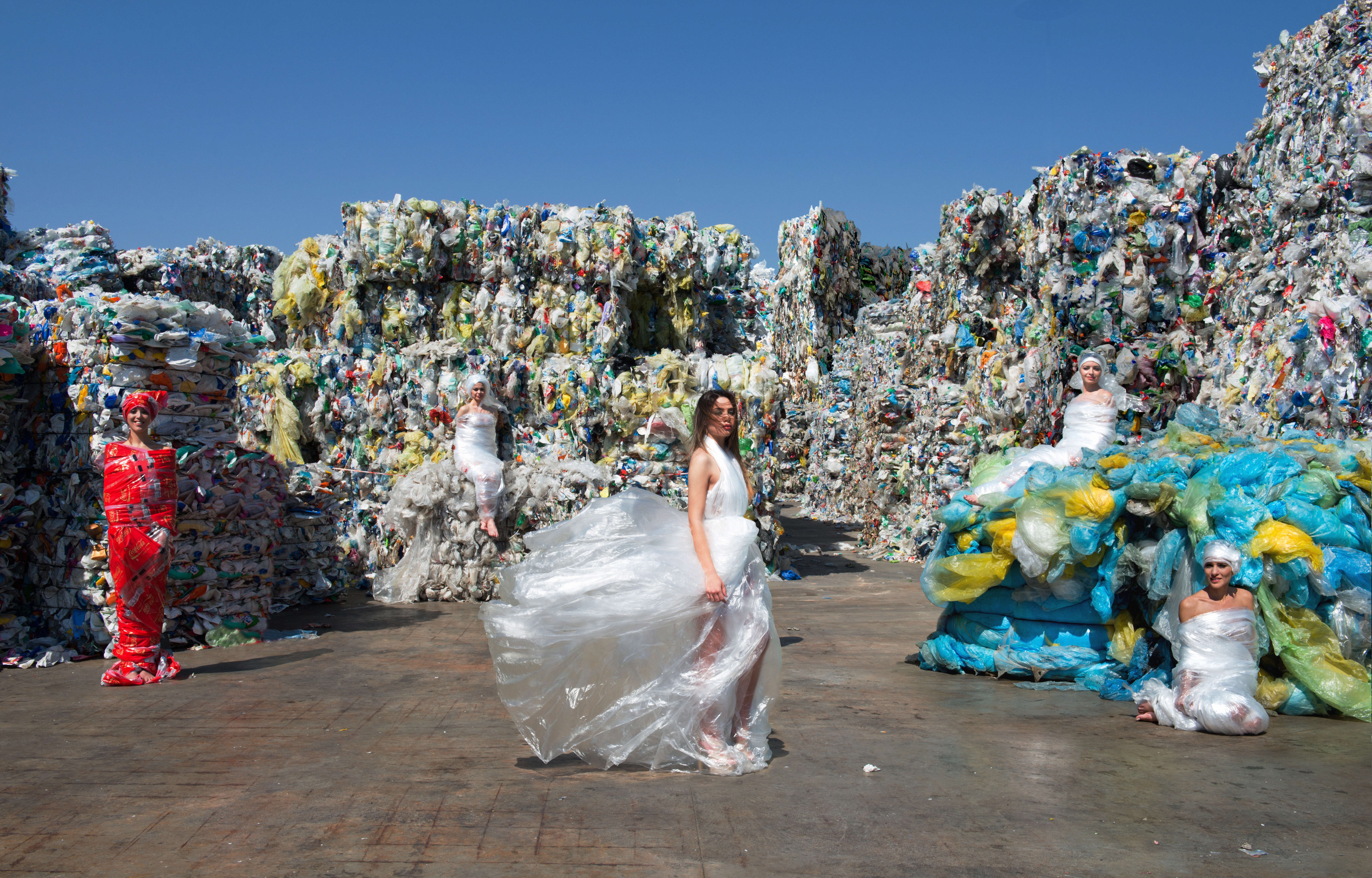 Dal 16 maggio al 30 giugno a Napoli: la mostra di Marisa Laurito “Transavantgarbage, Terre dei Fuochi e di Nessuno”