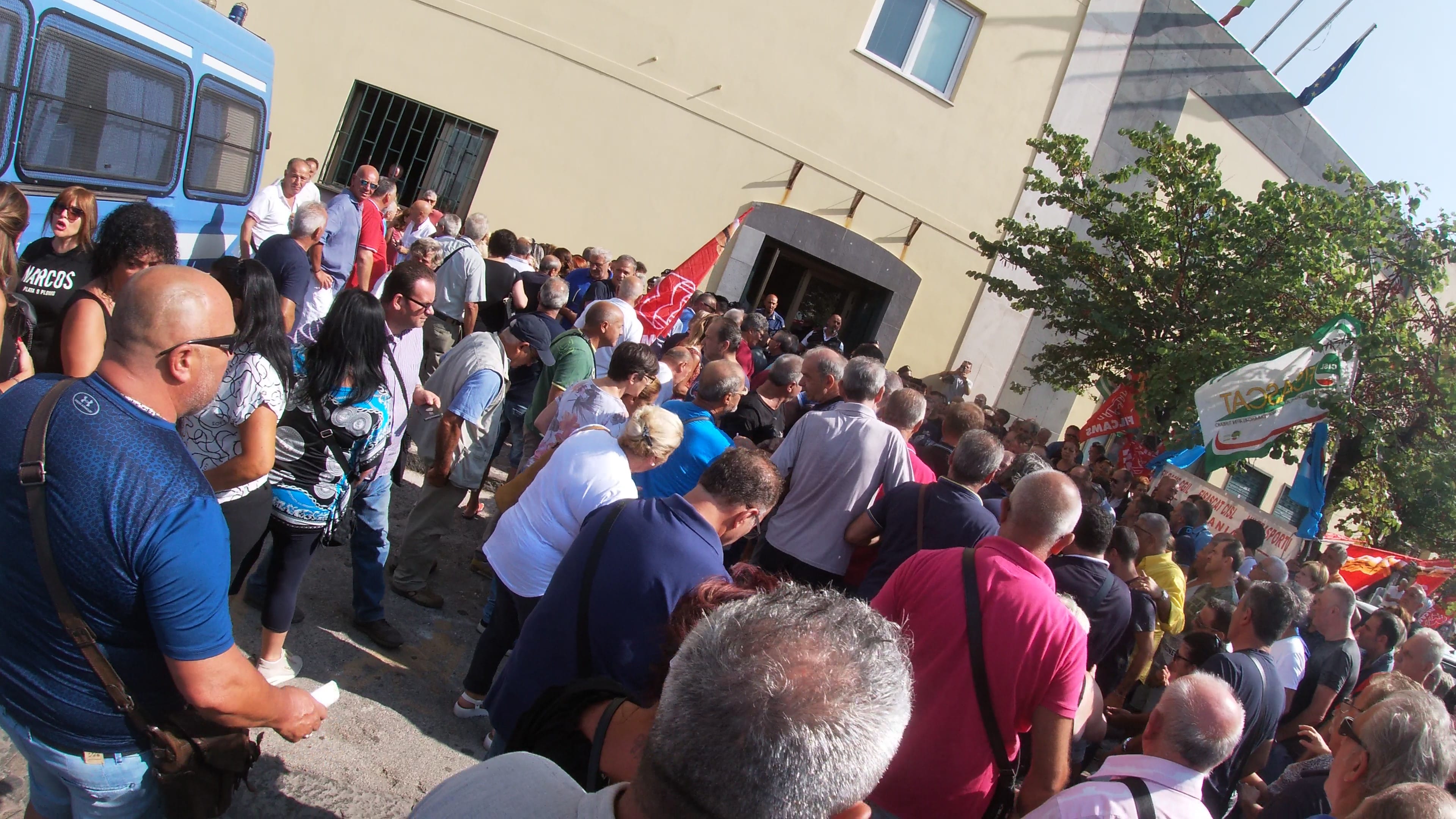 VIDEO-Lavoratori Manital in protesta: migliaia di addetti alle pulizie delle scuole da tre mesi senza stipendio