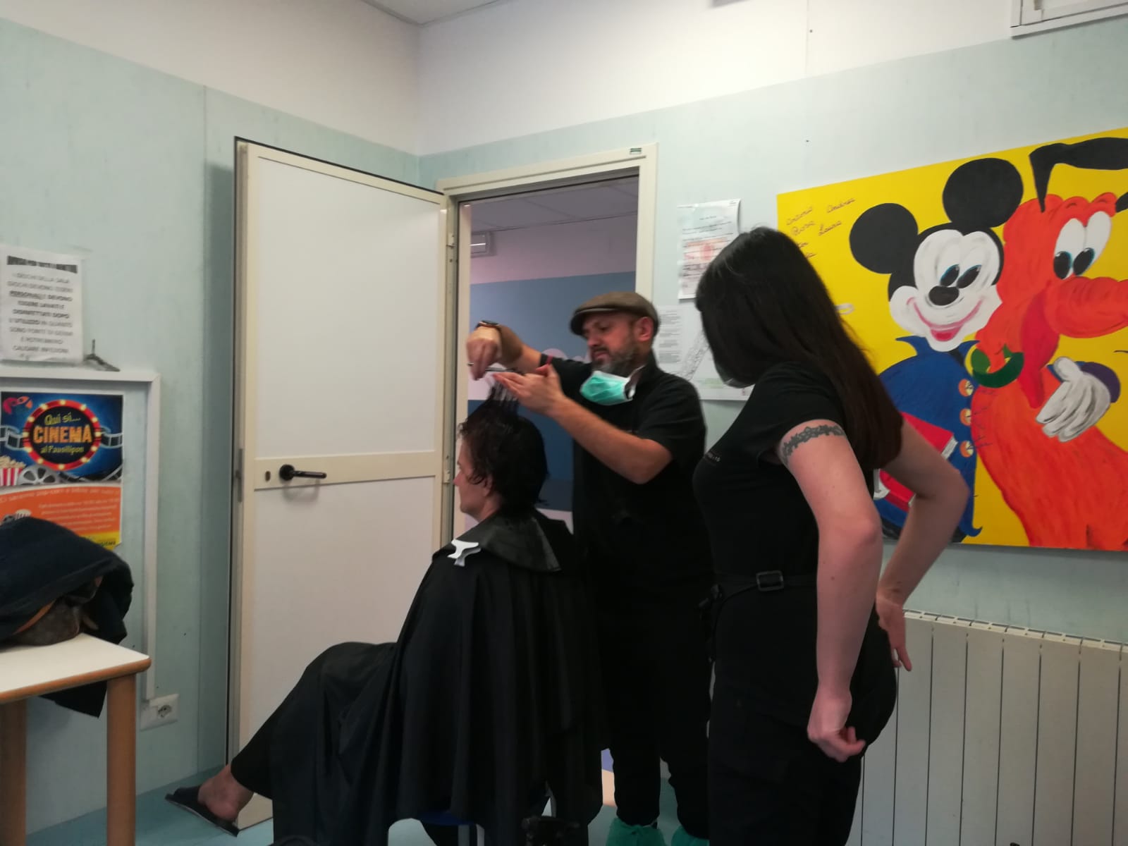Il parrucchiere Roberto Esposito regala un new look alle mamme dei bambini ricoverati all’Ospedale Pausilipon