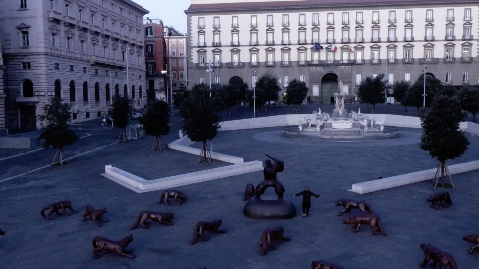VIDEO-Ciccio Merolla omaggia Ciccio Merolla Liu Ruowang con una performance tra i lupi di Piazza Municipio