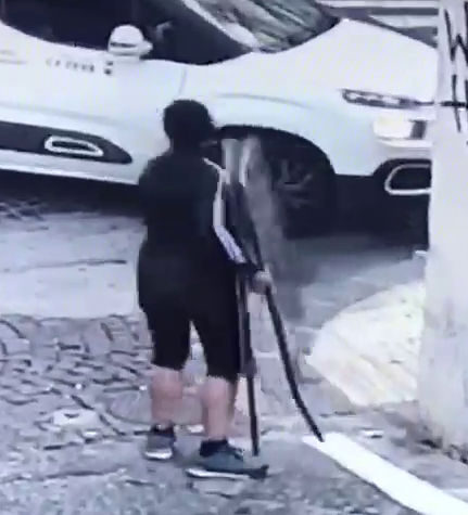 VIDEO-Napoli, rubano l’espositore di un parrucchiere e il video diventa virale