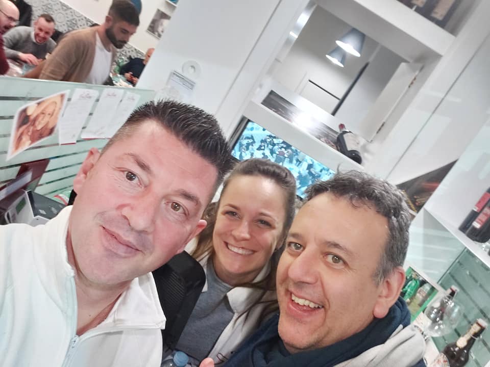 VIDEO-Errico Porzio omaggia Germano Bellavia con “La pizza Cruciani”: la reazione dell’attore