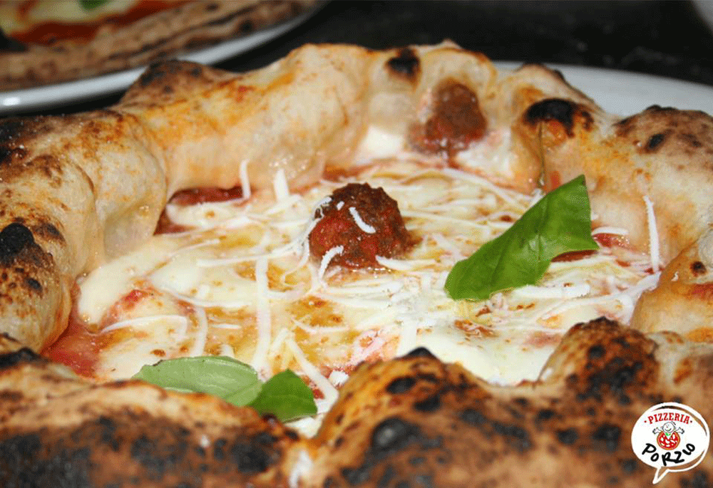 VIDEO-Giovane con sindrome di Down prepara la “Kellalà” del pizzaiolo Errico Porzio