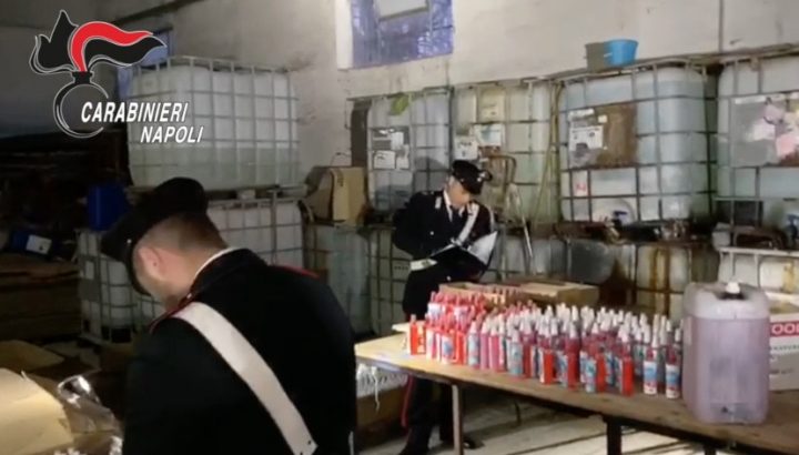 VIDEO-Coronavirus, sequestrato impianto abusivo per la produzione di detersivi e sanificante per le mani