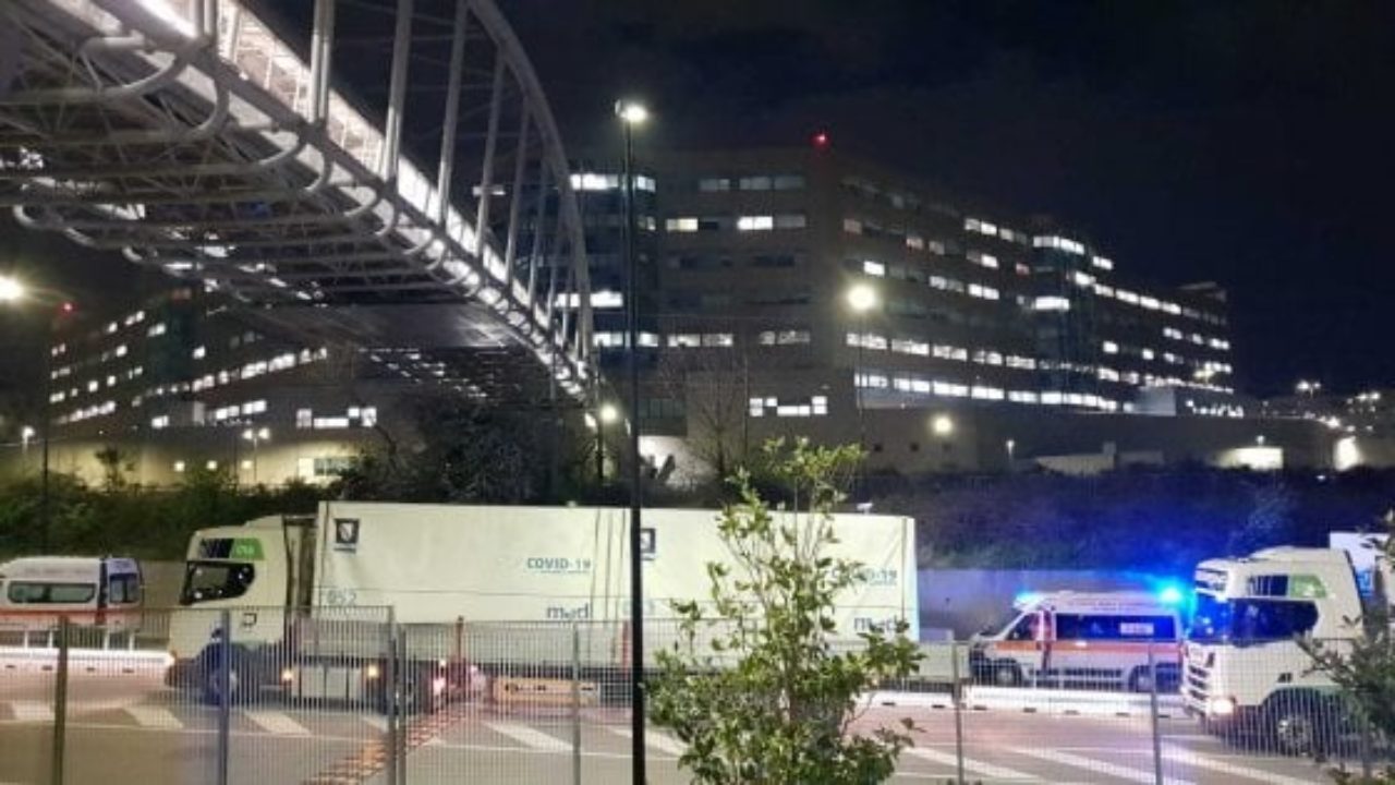 VIDEO-Applausi per l’arrivo dei moduli prefabbricati per l’ospedale del Mare di Ponticelli