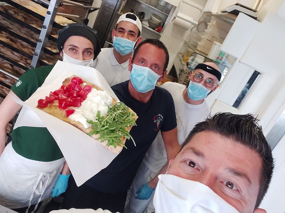 VIDEO-Il pizzaiolo Errico Porzio celebra la festa della Repubblica con un trancio di pizza!