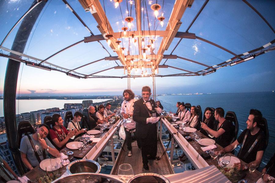 Dinner in the sky": anche in Italia arriva il ristorante a 50 metri di  altezza - Napolitan.it