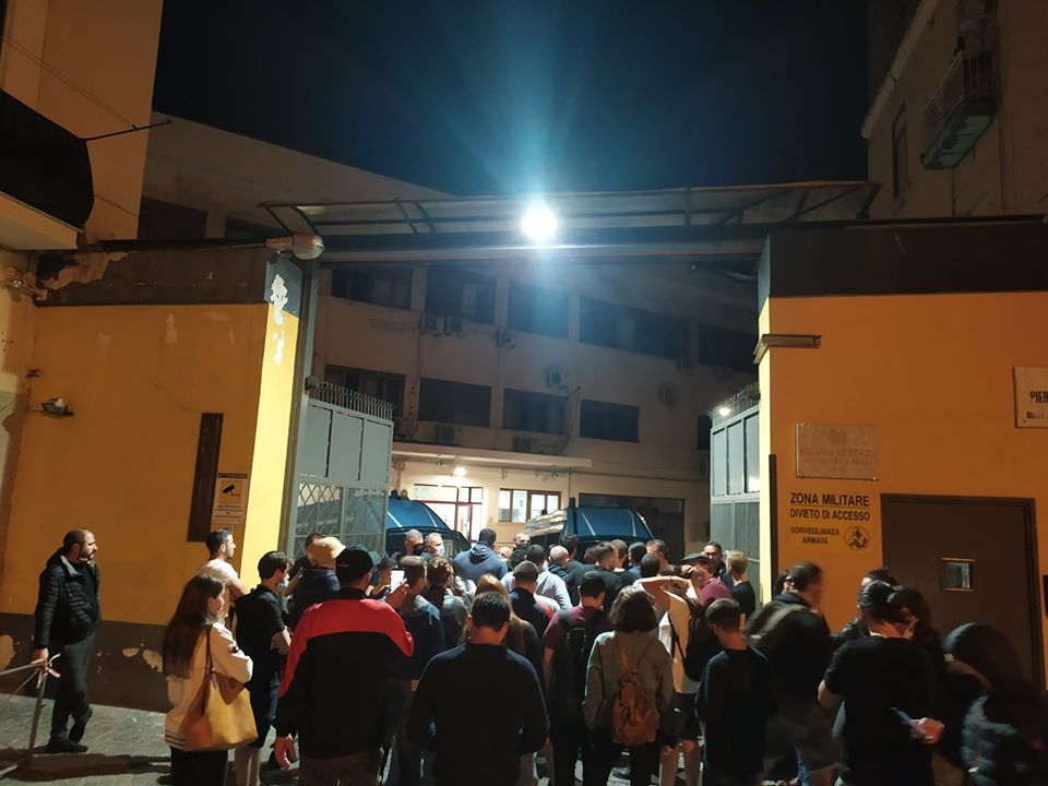 Movida, tensioni tra polizia e centri sociali durante i controlli a Piazza Bellini