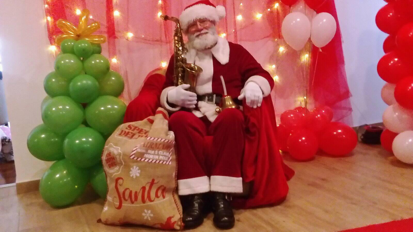 VIDEO-Babbo Natale ai tempi del covid: il Santa Claus di Ponticelli diventa “BNAD-Babbo Natale a distanza”