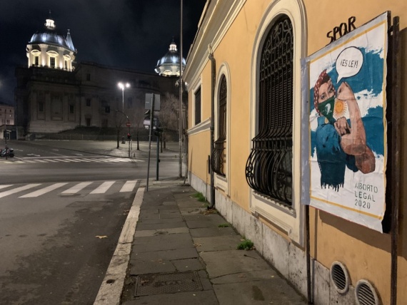 Roma: la Street Artist Laika e la sua nuova opera “Es Ley!” per la legalizzazione dell’aborto in Argentina