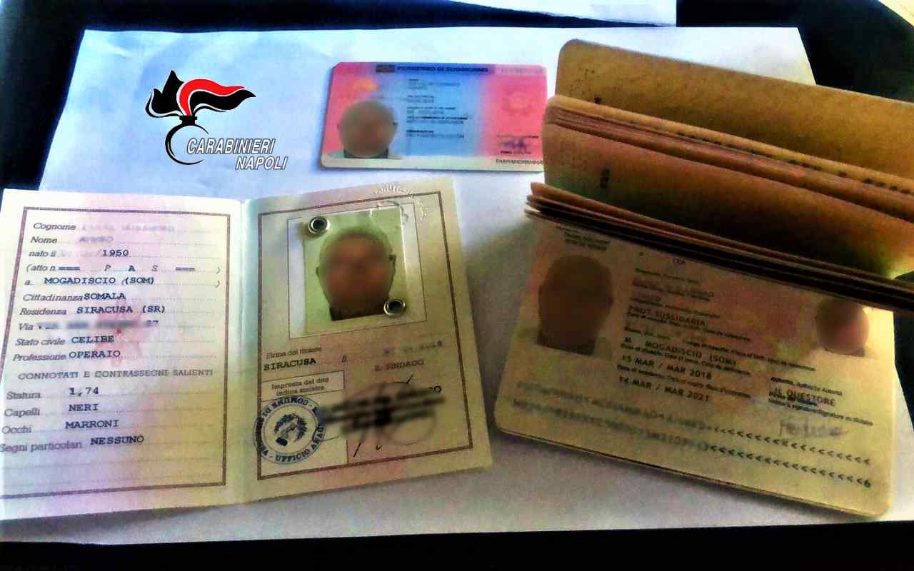 Napoli, documenti falsi ai migranti: arrestate 14 persone, in manette anche un dipendente comunale