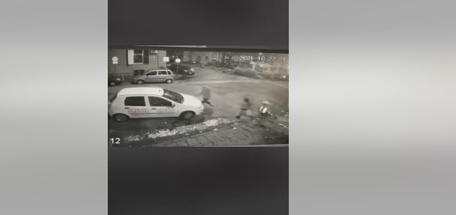 VIDEO-Ragazza derubata e trascinata con l’auto. La denuncia di Borrelli: “poteva ucciderla”