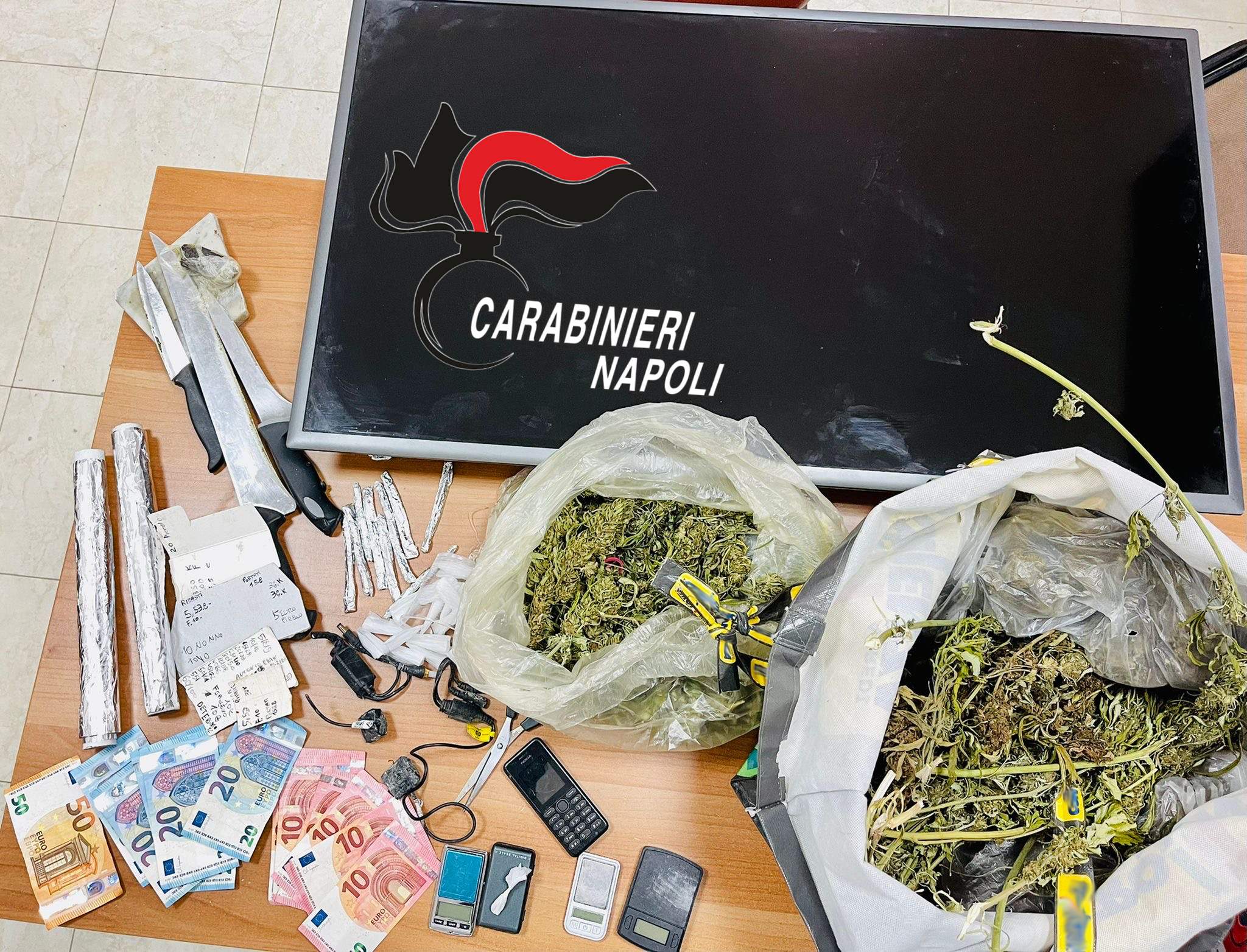 VIDEO-Caivano, Parco Verde e Rione IACP assediati dai carabinieri: sequestrata droga, un arresto, una denuncia