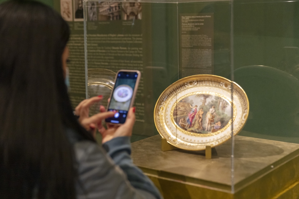Il plateau in porcellana decorato con la riproduzione del dipinto Ercole al bivio di Annibale Carracci entra nelle collezioni del Museo e Real Bosco di Capodimonte
