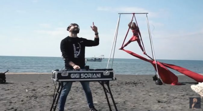 VIDEO-L’urlo del dj Soriani contro la guerra: “Make joy, no war!”