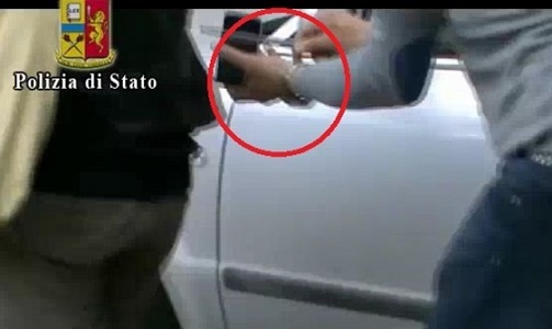 VIDEO-Arrestato nuovamente per furto a Napoli il “ladro con le pinze”