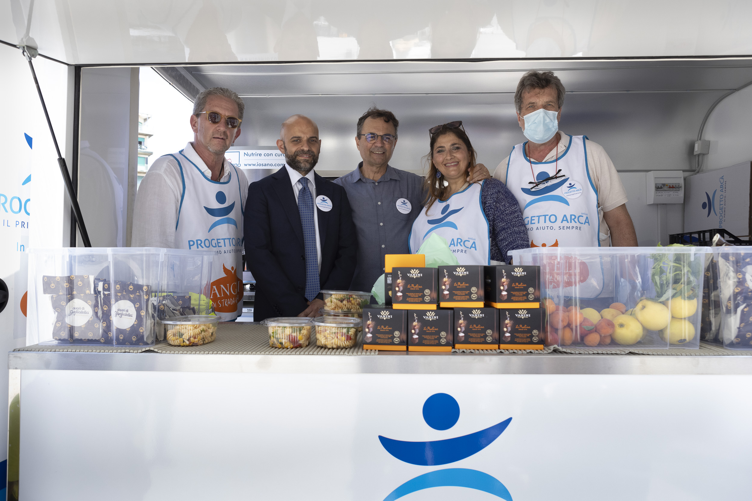 Approda anche a Napoli la Cucina Mobile di “Progetto Arca” per distribuire pasti ai senzatetto