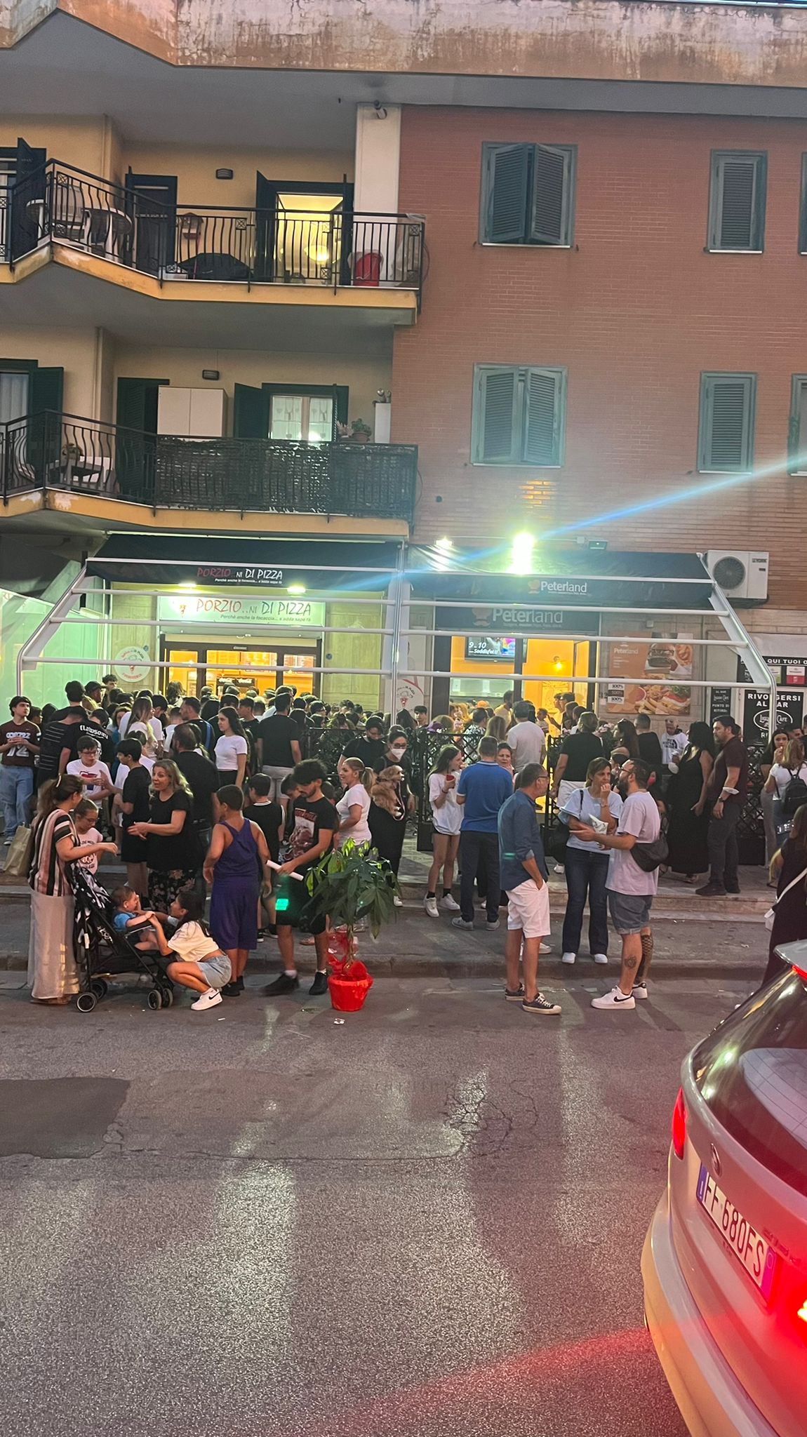 VIDEO-Bagno di folla per il pizzaiolo Errico Porzio a Giugliano per l’inaugurazione del quinto punto vendita di “Porzio…Ni di Pizza”