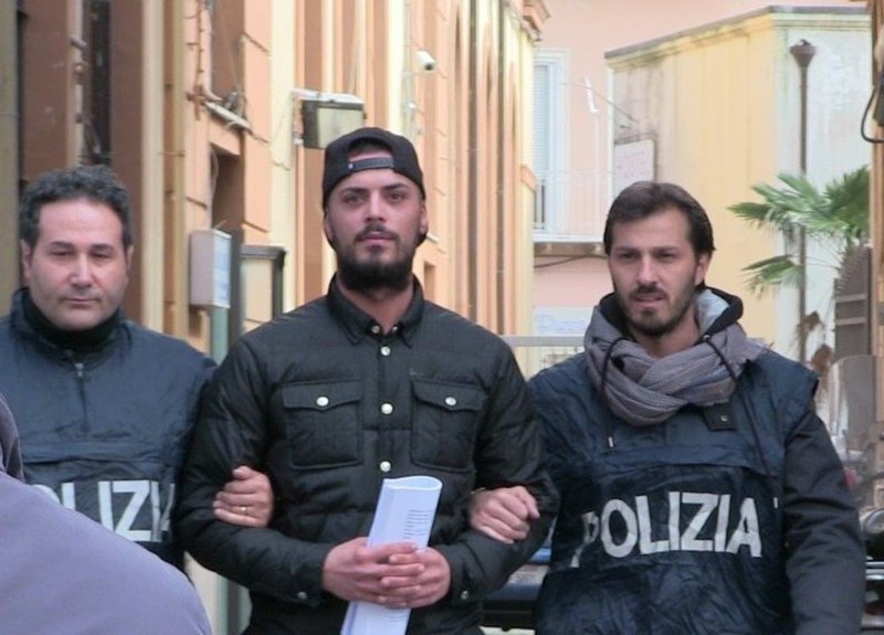 VIDEO-Voto di scambio a Caravita: ecco chi è “Calimero”, il 33enne resosi irreperibile per sottrarsi all’arresto