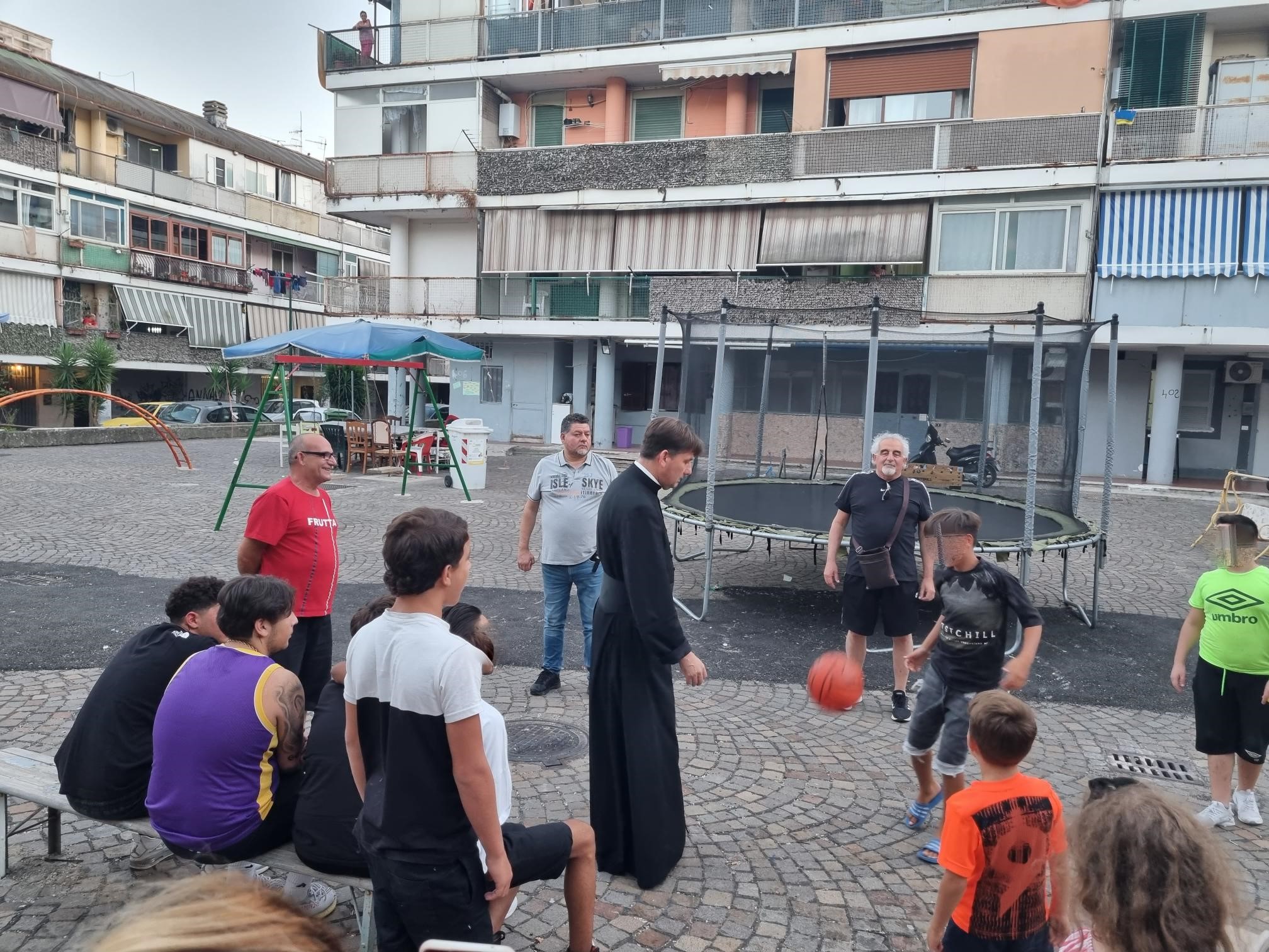 VIDEO-Don Antonio Coluccia a Pianura per giocare con i bambini e parlare ai camorristi