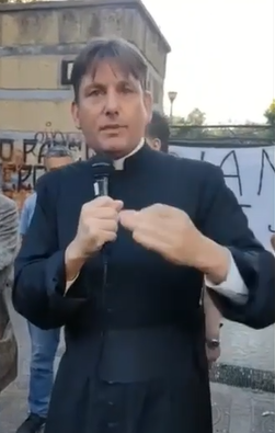 VIDEO-Il prete anti-spaccio Don Antonio Coluccia a Pianura per dire “no alla camorra”