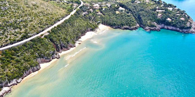 Stabilimento chiede il “pedaggio” per raggiungere la spiaggia libera, bagnanti chiamano la Guardia di Finanza