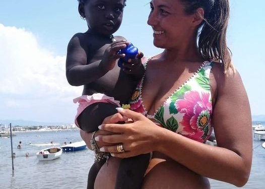 La storia di Sonia: figlia di una venditrice ambulante, “adottata” sulla spiaggia di Scauri